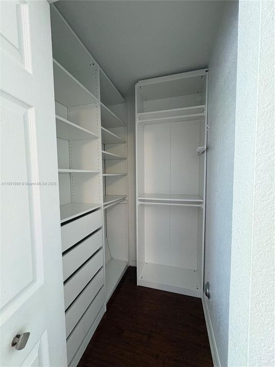 Под контрактом: $4,300 (4 спален, 3 ванн, 2088 Квадратных фут)