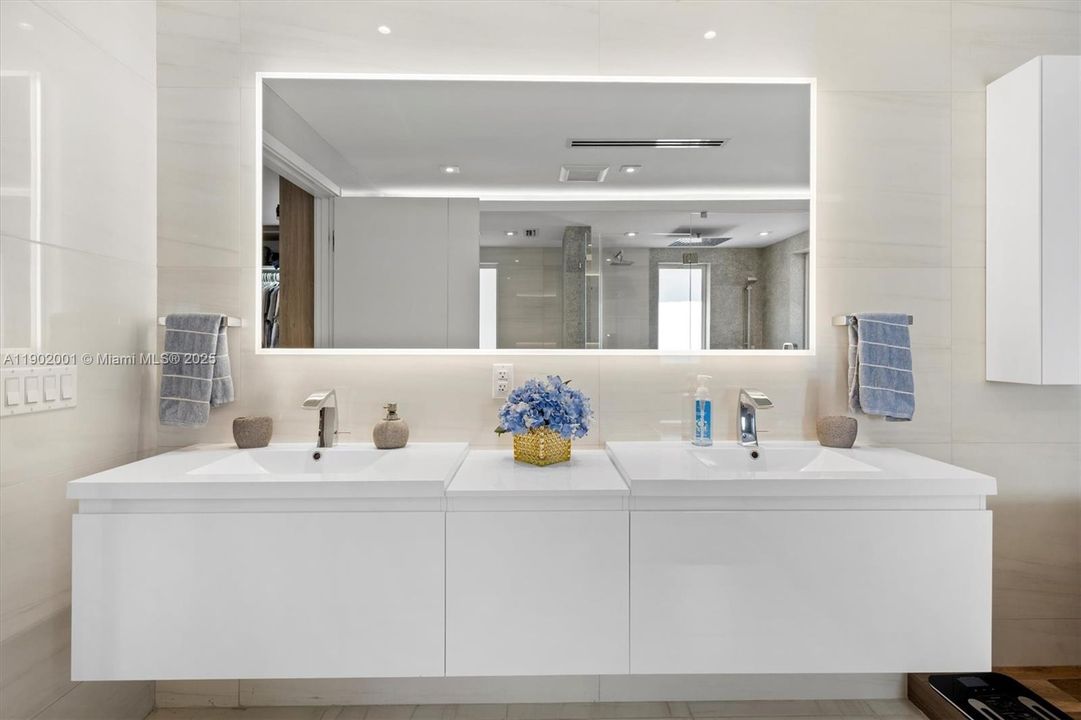 For Sale: $2,250,000 (5 beds, 4 baths, 3577 Square Feet)