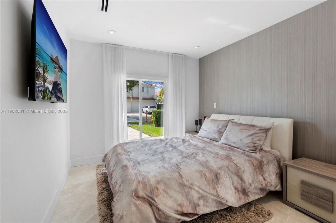 For Sale: $2,250,000 (5 beds, 4 baths, 3577 Square Feet)