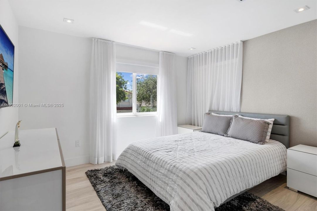 For Sale: $2,250,000 (5 beds, 4 baths, 3577 Square Feet)