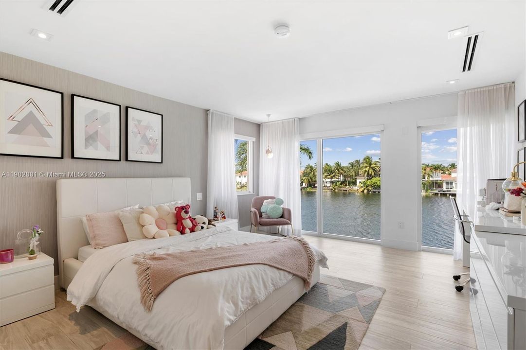 For Sale: $2,250,000 (5 beds, 4 baths, 3577 Square Feet)