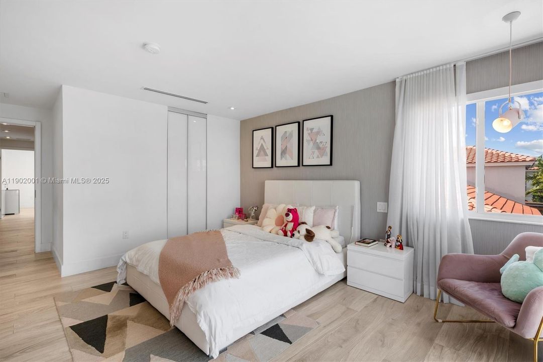 For Sale: $2,250,000 (5 beds, 4 baths, 3577 Square Feet)