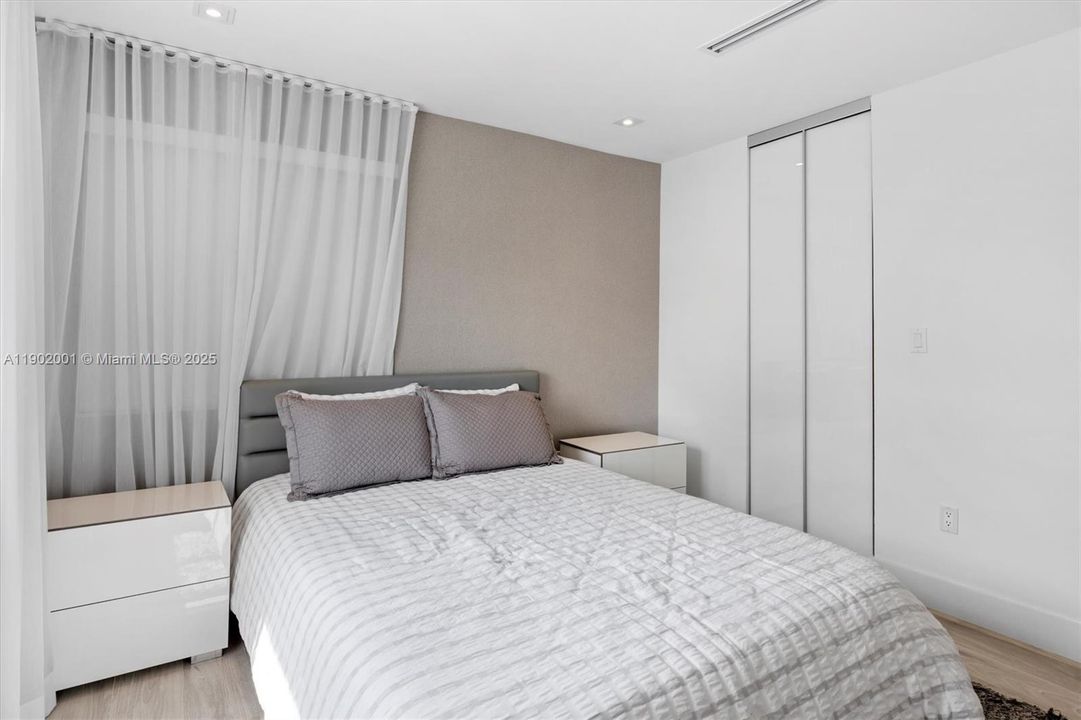 For Sale: $2,250,000 (5 beds, 4 baths, 3577 Square Feet)