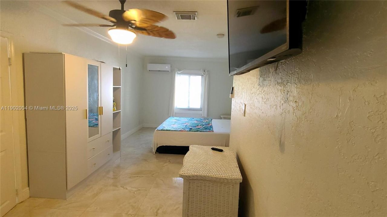 For Rent: $2,200 (1 beds, 1 baths, 2120 Square Feet)