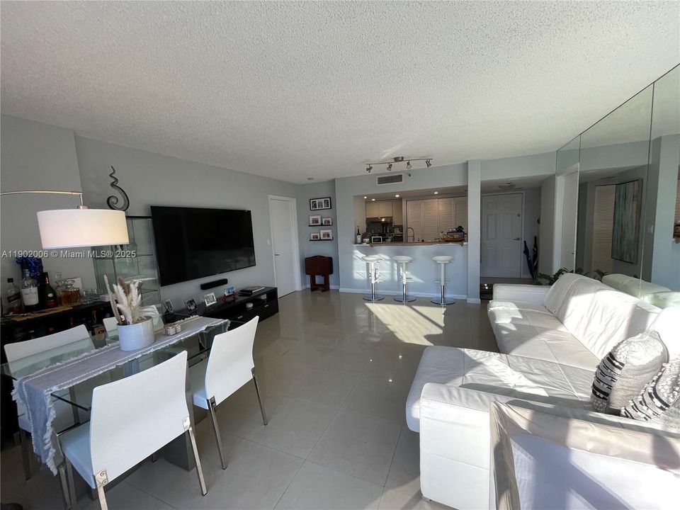 For Rent: $3,900 (2 beds, 2 baths, 950 Square Feet)