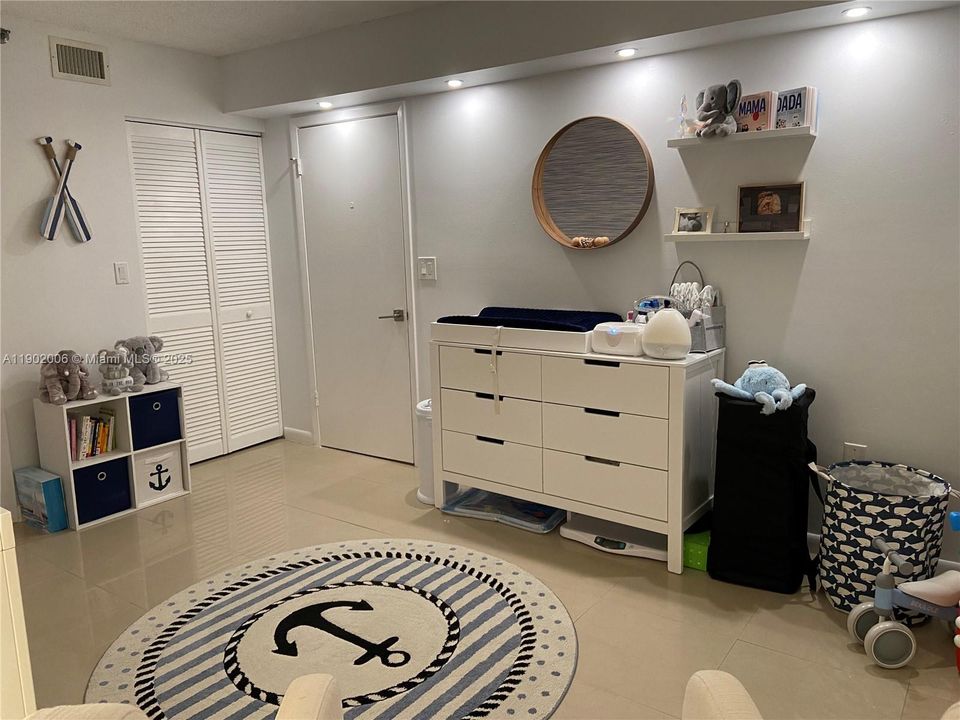 For Rent: $3,900 (2 beds, 2 baths, 950 Square Feet)