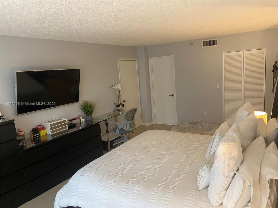 For Rent: $3,900 (2 beds, 2 baths, 950 Square Feet)