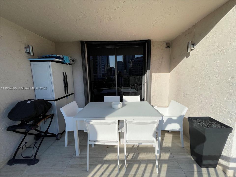 For Rent: $3,900 (2 beds, 2 baths, 950 Square Feet)