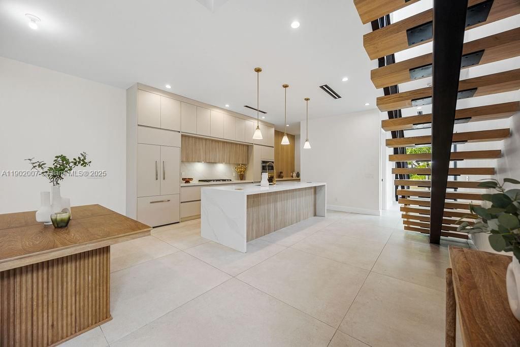 Vendido Recientemente: $1,475,000 (4 camas, 4 baños, 2326 Pies cuadrados)