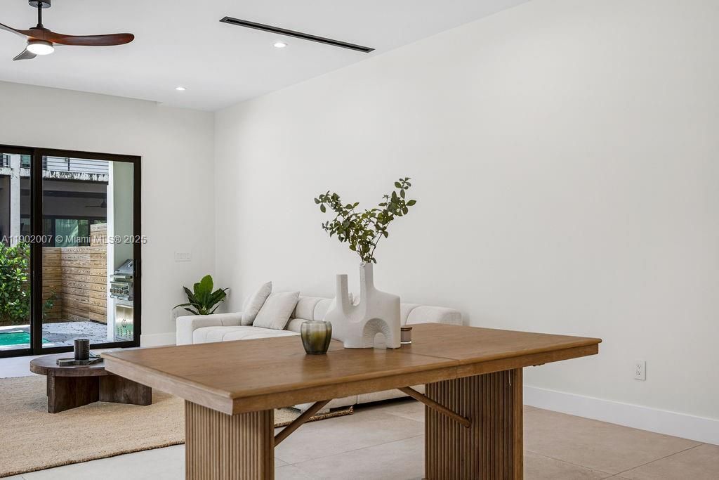 Vendido Recientemente: $1,475,000 (4 camas, 4 baños, 2326 Pies cuadrados)