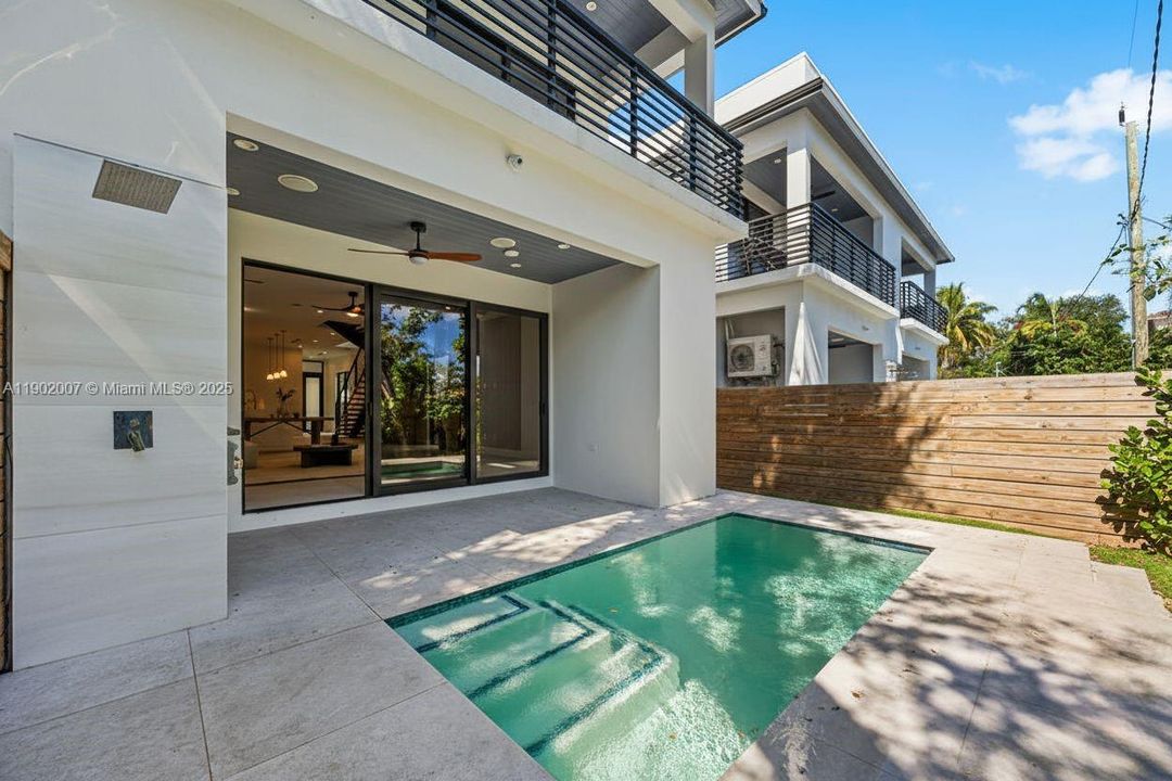 Vendido Recientemente: $1,475,000 (4 camas, 4 baños, 2326 Pies cuadrados)