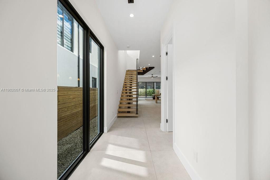 Vendido Recientemente: $1,475,000 (4 camas, 4 baños, 2326 Pies cuadrados)