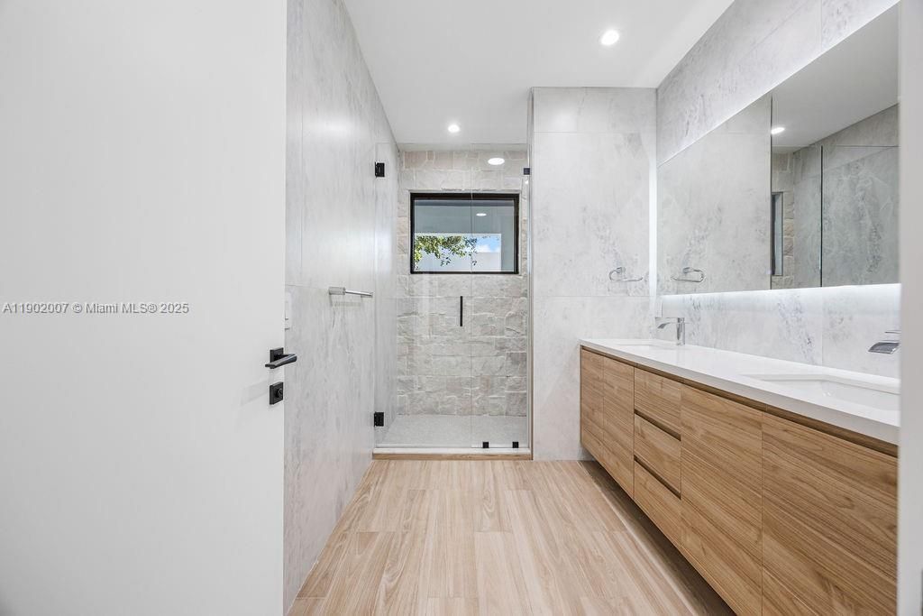 Vendido Recientemente: $1,475,000 (4 camas, 4 baños, 2326 Pies cuadrados)