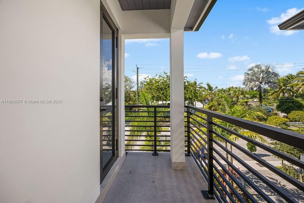 Vendido Recientemente: $1,475,000 (4 camas, 4 baños, 2326 Pies cuadrados)