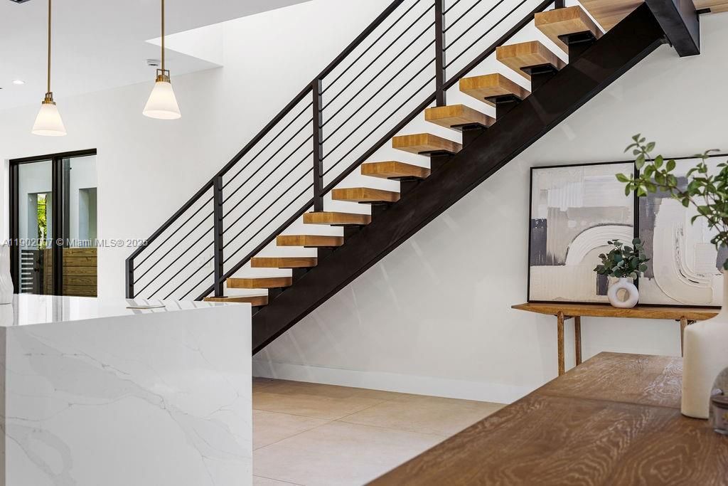 Vendido Recientemente: $1,475,000 (4 camas, 4 baños, 2326 Pies cuadrados)