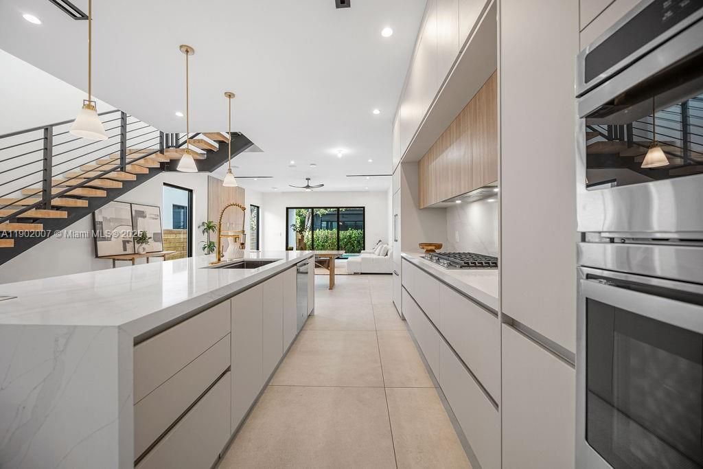 Vendido Recientemente: $1,475,000 (4 camas, 4 baños, 2326 Pies cuadrados)