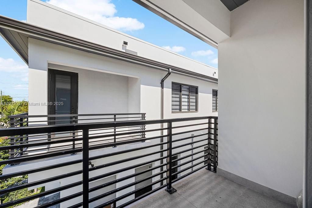 Vendido Recientemente: $1,475,000 (4 camas, 4 baños, 2326 Pies cuadrados)