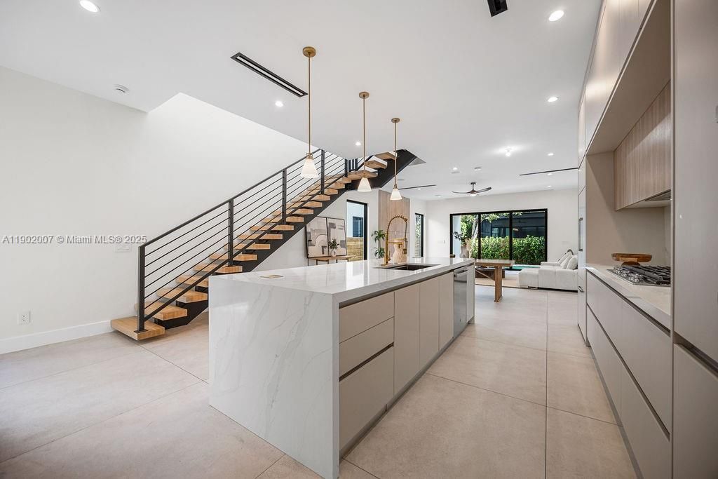 Vendido Recientemente: $1,475,000 (4 camas, 4 baños, 2326 Pies cuadrados)