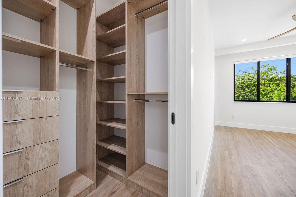 Vendido Recientemente: $1,475,000 (4 camas, 4 baños, 2326 Pies cuadrados)