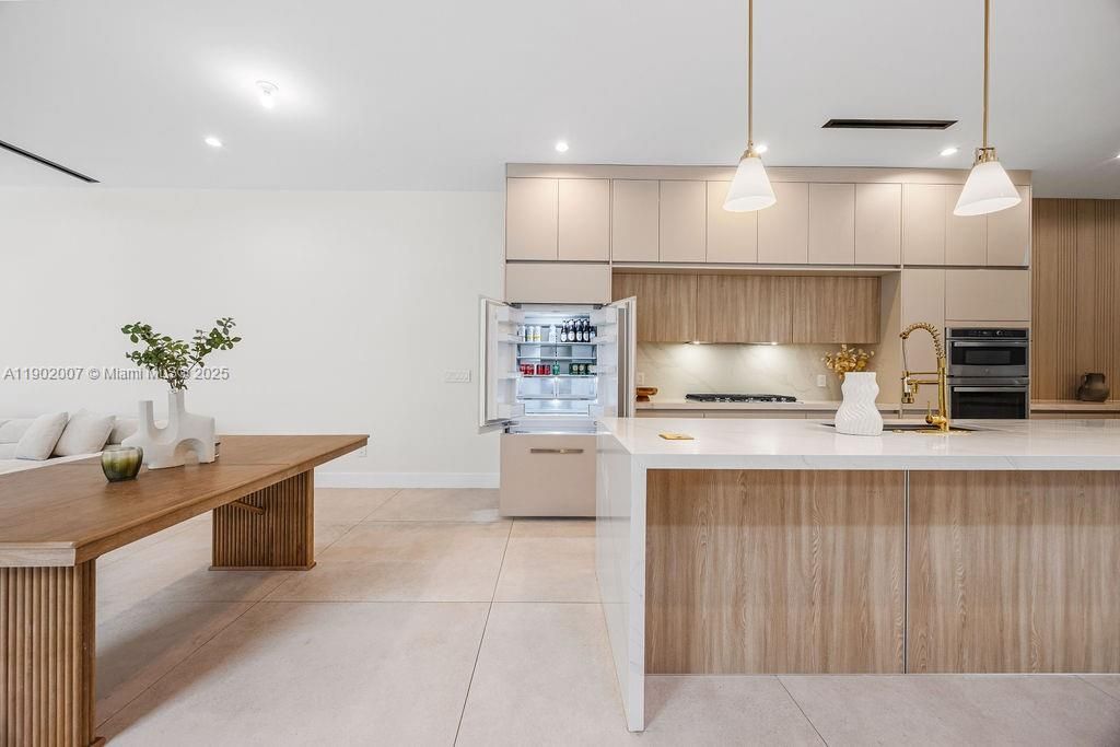 Vendido Recientemente: $1,475,000 (4 camas, 4 baños, 2326 Pies cuadrados)