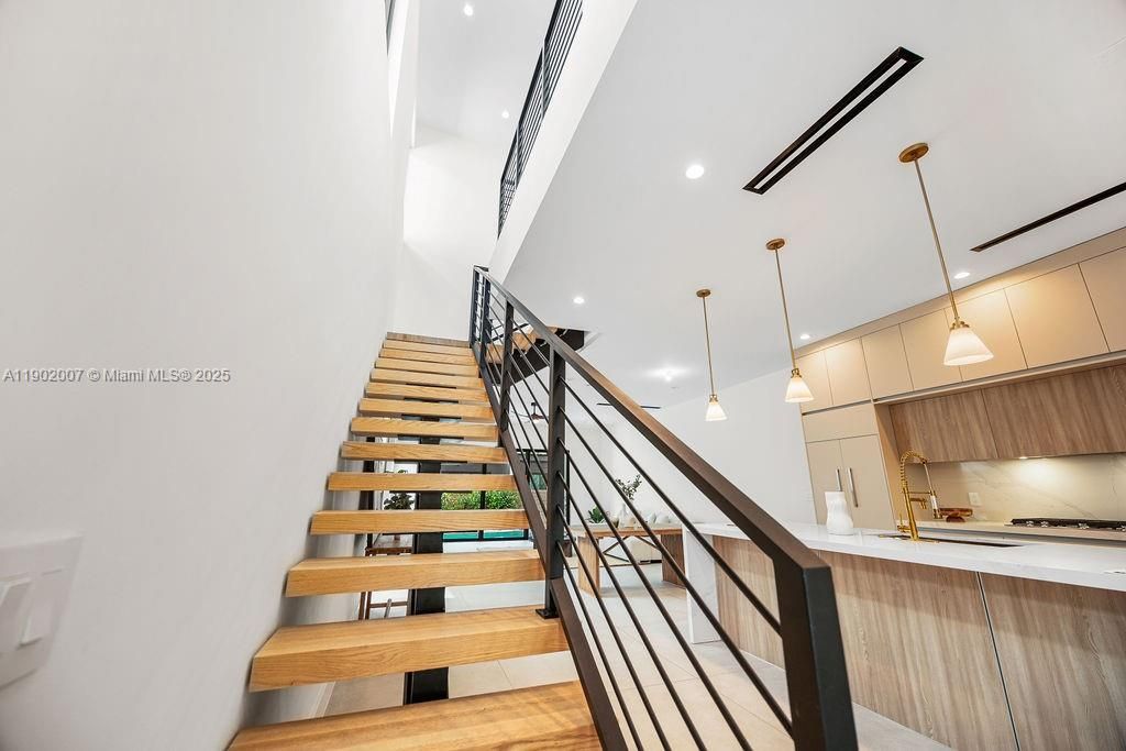 Vendido Recientemente: $1,475,000 (4 camas, 4 baños, 2326 Pies cuadrados)