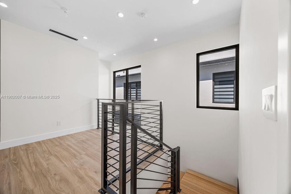 Vendido Recientemente: $1,475,000 (4 camas, 4 baños, 2326 Pies cuadrados)