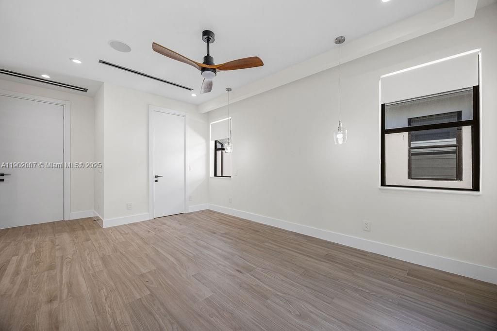 Vendido Recientemente: $1,475,000 (4 camas, 4 baños, 2326 Pies cuadrados)