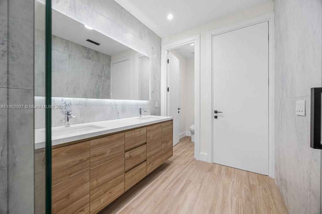 Vendido Recientemente: $1,475,000 (4 camas, 4 baños, 2326 Pies cuadrados)