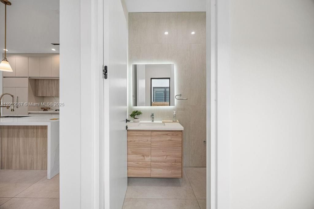 Vendido Recientemente: $1,475,000 (4 camas, 4 baños, 2326 Pies cuadrados)