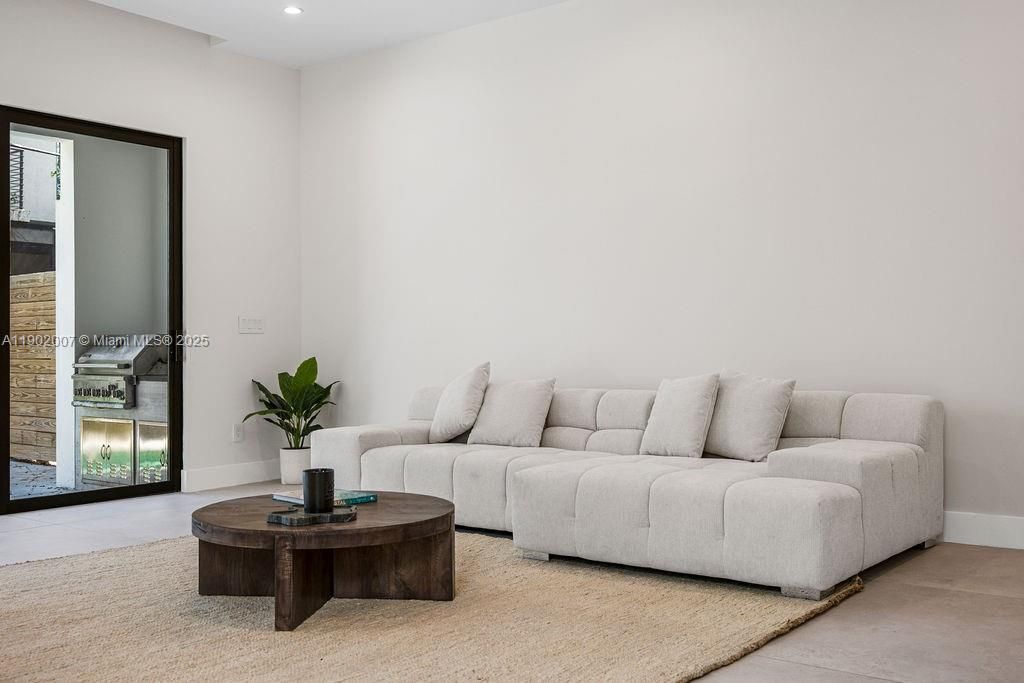 Vendido Recientemente: $1,475,000 (4 camas, 4 baños, 2326 Pies cuadrados)