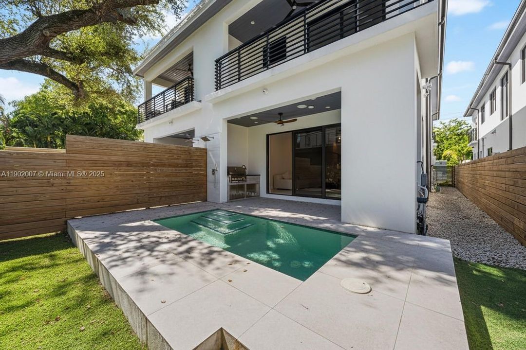 Vendido Recientemente: $1,475,000 (4 camas, 4 baños, 2326 Pies cuadrados)