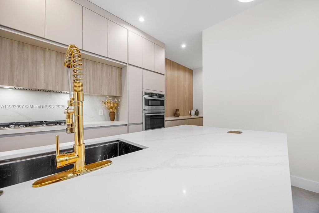 Vendido Recientemente: $1,475,000 (4 camas, 4 baños, 2326 Pies cuadrados)