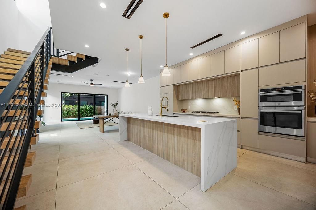 Vendido Recientemente: $1,475,000 (4 camas, 4 baños, 2326 Pies cuadrados)