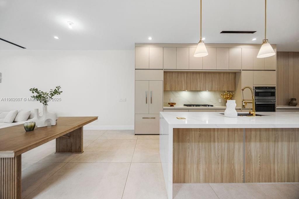 Vendido Recientemente: $1,475,000 (4 camas, 4 baños, 2326 Pies cuadrados)