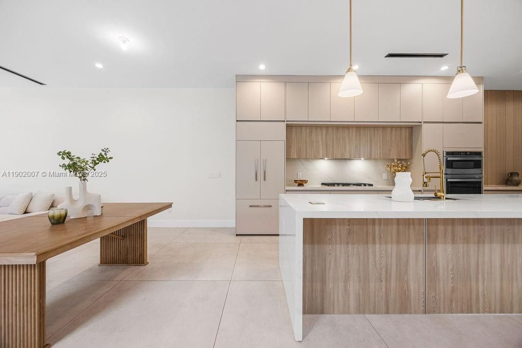 Vendido Recientemente: $1,475,000 (4 camas, 4 baños, 2326 Pies cuadrados)