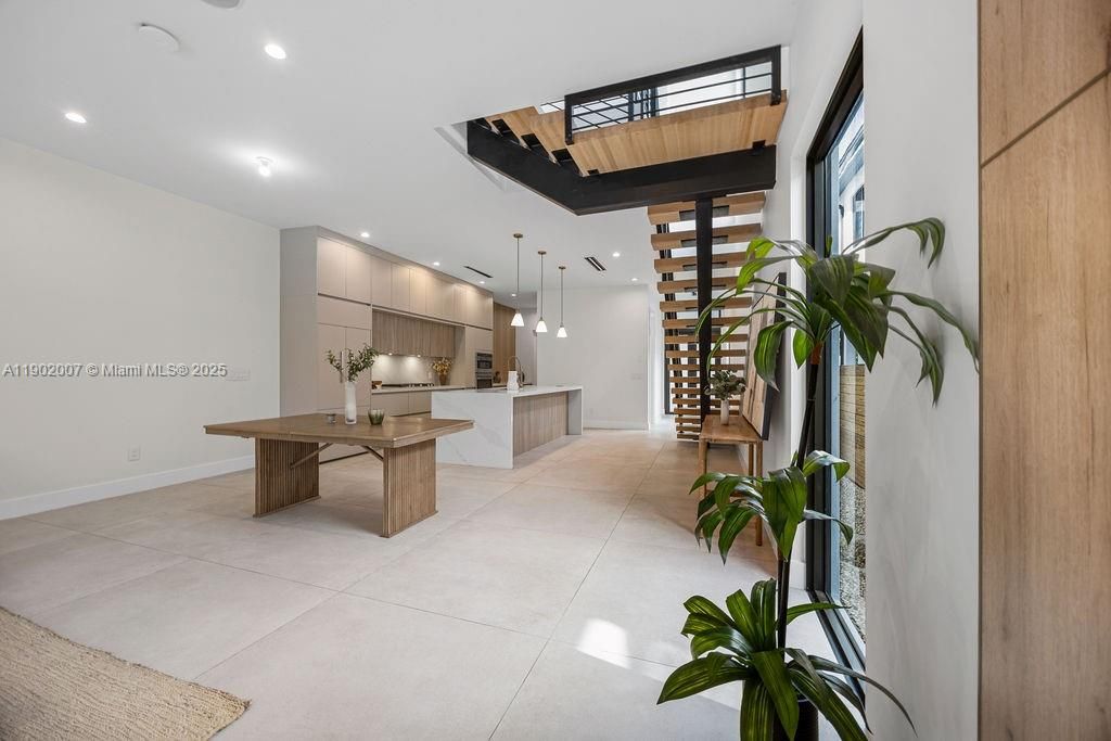 Vendido Recientemente: $1,475,000 (4 camas, 4 baños, 2326 Pies cuadrados)