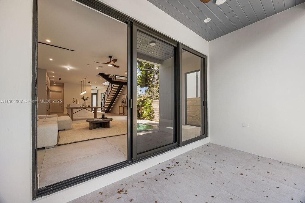 Vendido Recientemente: $1,475,000 (4 camas, 4 baños, 2326 Pies cuadrados)