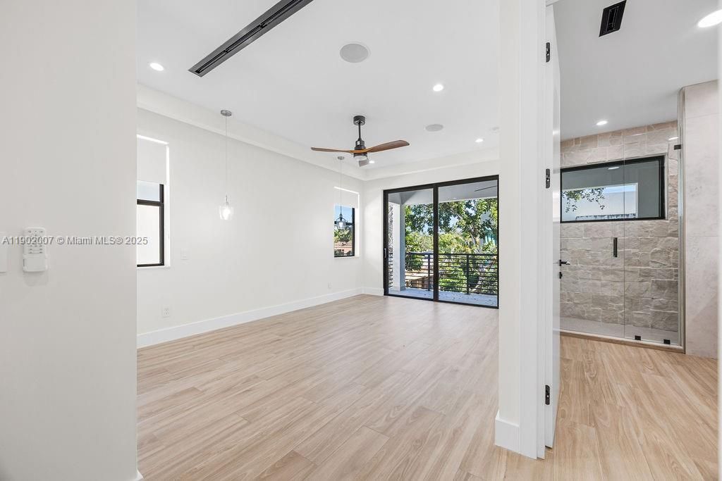 Vendido Recientemente: $1,475,000 (4 camas, 4 baños, 2326 Pies cuadrados)