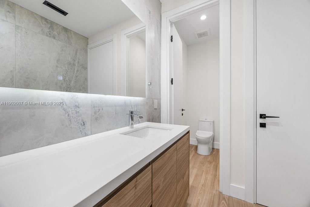 Vendido Recientemente: $1,475,000 (4 camas, 4 baños, 2326 Pies cuadrados)