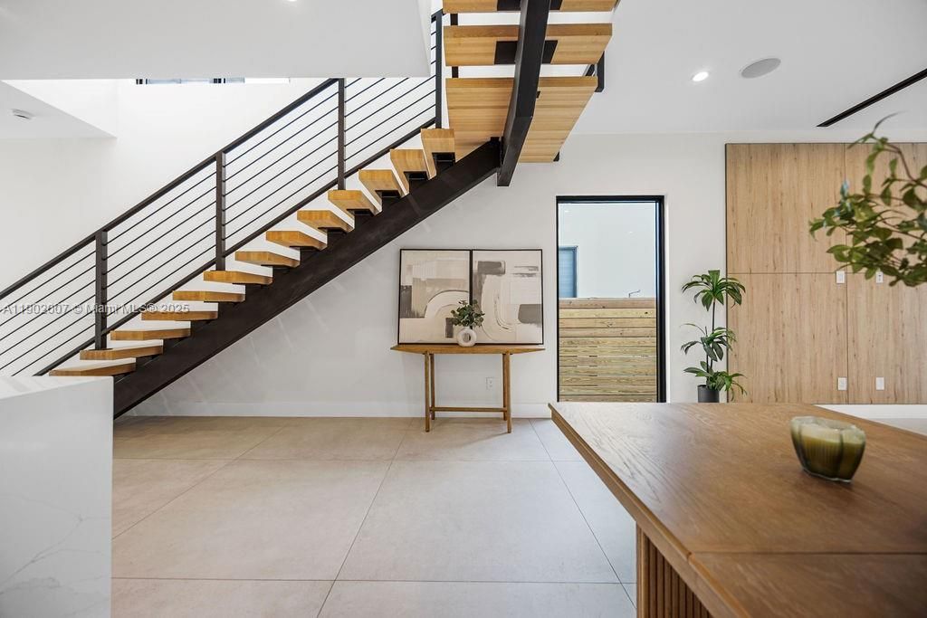 Vendido Recientemente: $1,475,000 (4 camas, 4 baños, 2326 Pies cuadrados)