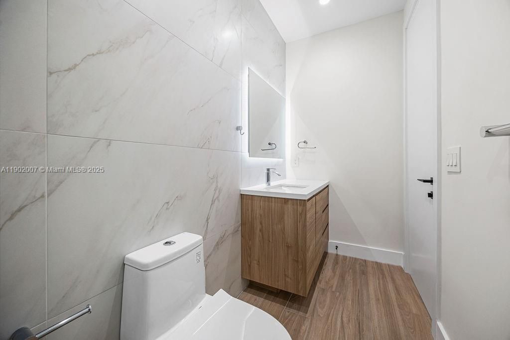 Vendido Recientemente: $1,475,000 (4 camas, 4 baños, 2326 Pies cuadrados)