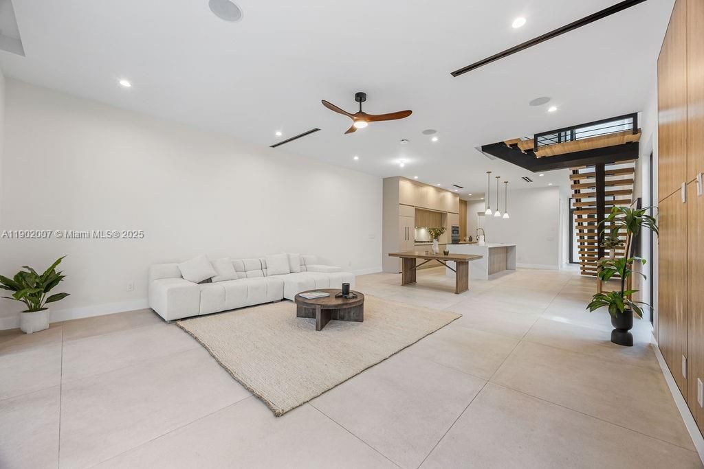 Vendido Recientemente: $1,475,000 (4 camas, 4 baños, 2326 Pies cuadrados)