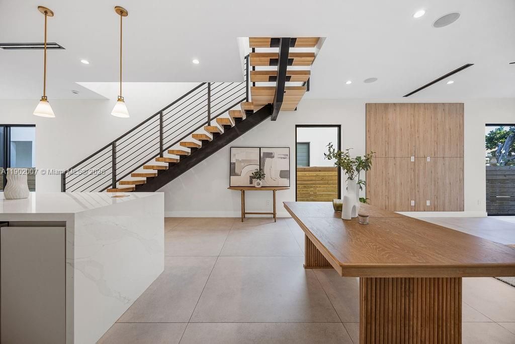 Vendido Recientemente: $1,475,000 (4 camas, 4 baños, 2326 Pies cuadrados)