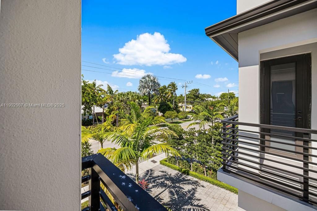 Vendido Recientemente: $1,475,000 (4 camas, 4 baños, 2326 Pies cuadrados)