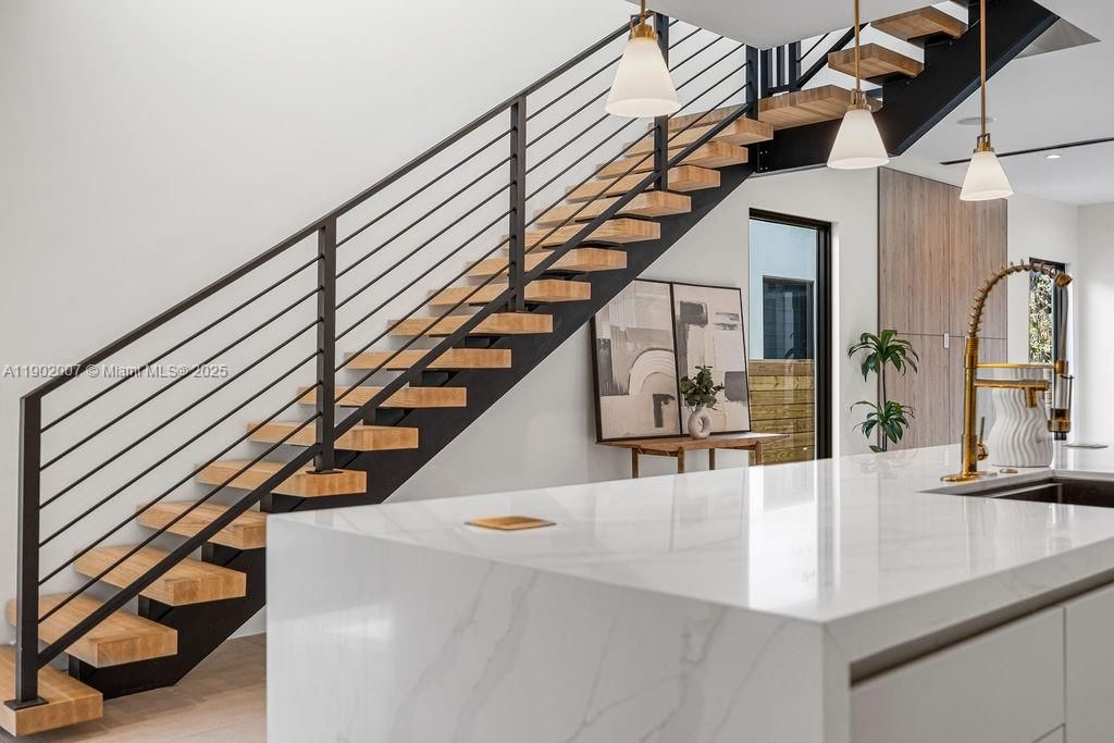 Vendido Recientemente: $1,475,000 (4 camas, 4 baños, 2326 Pies cuadrados)