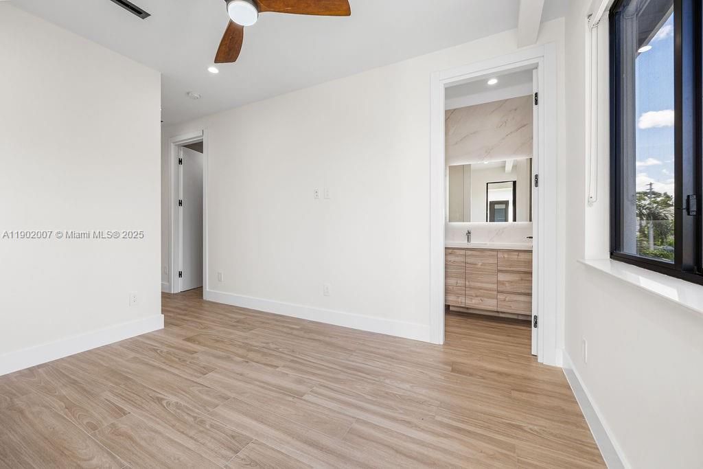 Vendido Recientemente: $1,475,000 (4 camas, 4 baños, 2326 Pies cuadrados)