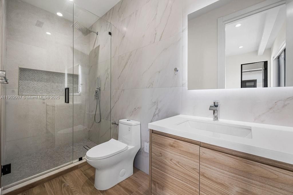 Vendido Recientemente: $1,475,000 (4 camas, 4 baños, 2326 Pies cuadrados)