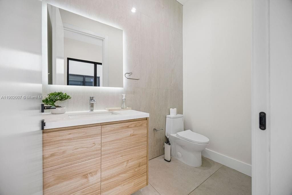 Vendido Recientemente: $1,475,000 (4 camas, 4 baños, 2326 Pies cuadrados)