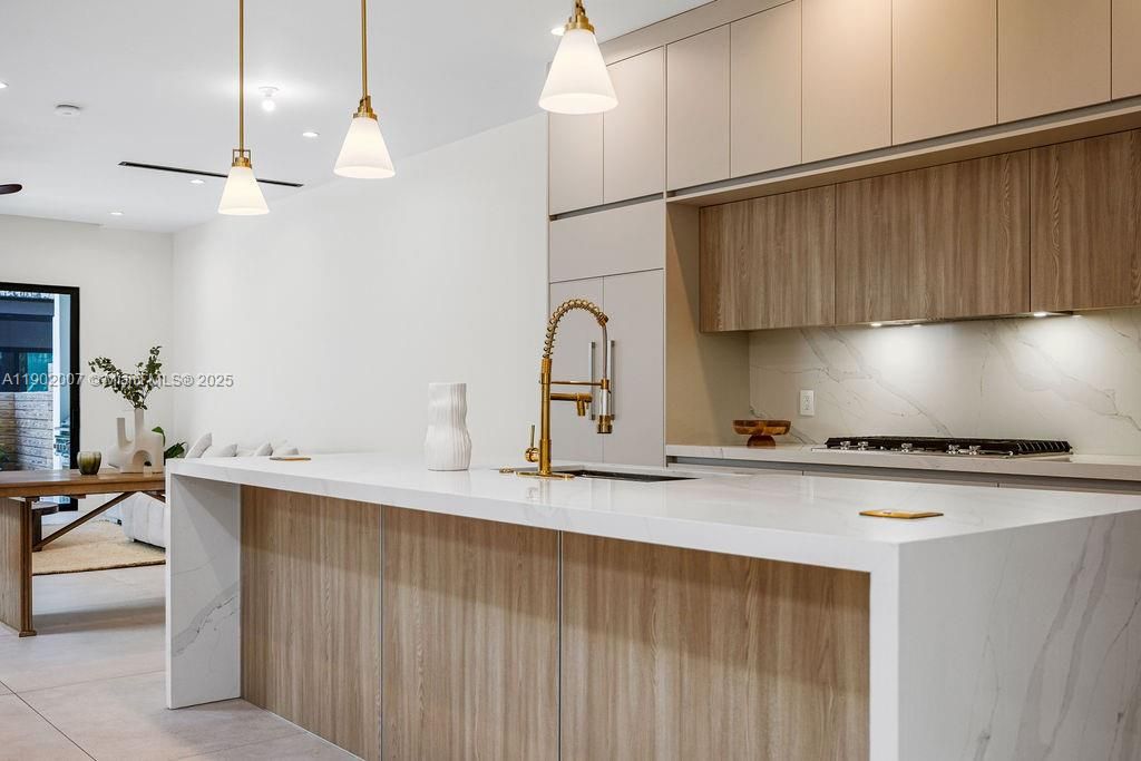 Vendido Recientemente: $1,475,000 (4 camas, 4 baños, 2326 Pies cuadrados)