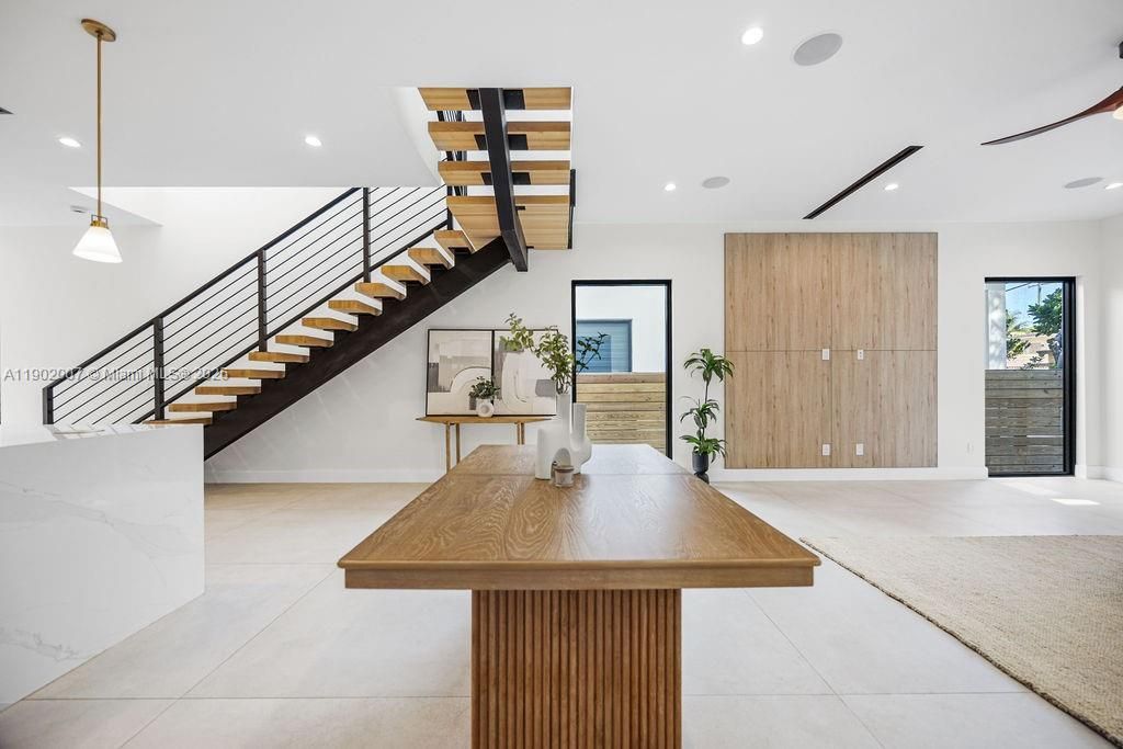 Vendido Recientemente: $1,475,000 (4 camas, 4 baños, 2326 Pies cuadrados)